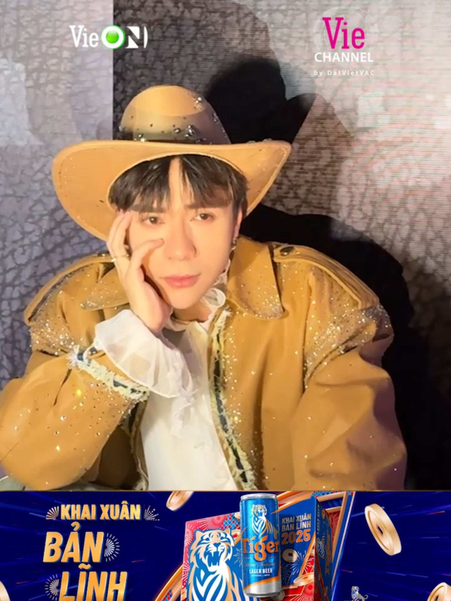Chàng cao bồi này chắc chắn 10 điểm không có nhưng ạ #Sóng25 #LiveConcert #AnhTraiSayHi #RapViet #OurSongVietnam #QuangHungMasterD #VieON #VieChannel #DongTayPromotion #DatVietVAC
