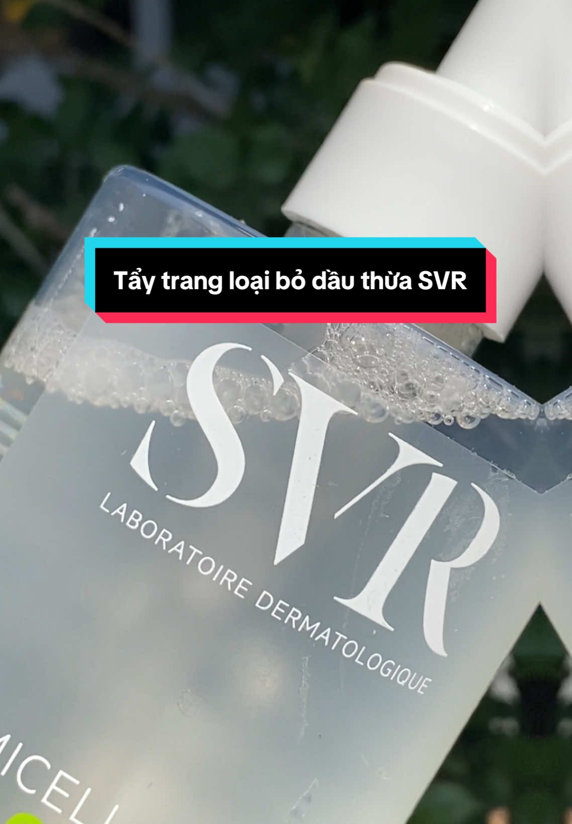 Nước tẩy trang loại bỏ dầu thừa SVR Sebiaclear 400ml Thành phần và công dụng: - Giúp Loại Bỏ Dầu Cho Da SVR Sebiaclear chứa hoạt chất Gluconolactone giúp làm sạch và làm thông thoáng lỗ chân lông, hoạt chất Micelles đem lại hiệu quả tẩy trang và làm sạch da. - Sebiaclear Eau Micellaire giúp làm sạch, rửa và tẩy lớp trang điểm chỉ trong 1 bước, thậm chí là với lớp trang điểm không thấm nước. - Sản phẩm còn giúp loại trừ cặn bẩn và bã nhờn dư thừa mà không làm khô da, giúp làn da sạch và tươi mát. - Không chứa xà phòng, không chứa cồn, không chất tạo màu, không Paraben và hoàn toàn không gây dị ứng da. - Dung dịch giúp làn da luôn sạch thoáng, mịn màng và ngăn ngừa mụn xuất hiện. #nuoctaytrang #dadau #danhaycam #khongxaphong #khongparaben #svr #junyskincare 