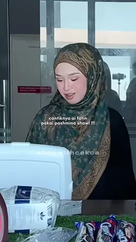 Pashmina shawl macam ai fatin pakai ada dekat beg kuning tau korang ! 💚 #pashmina #pashminashawl #pashminaera #aifatin #fatinsyakiraa 