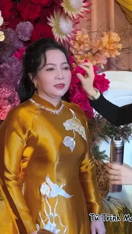 Makeup Mẹ cô dâu Hoài Thương tại SIÊU ĐÁM CƯỚI BÙ ĐỐP - BÌNH PHƯỚC 🥺🥺🥺 #Lânrido #Makeup #fyb #beauty #tiktokviral #xuhuongtiktok #BridalMakeup 