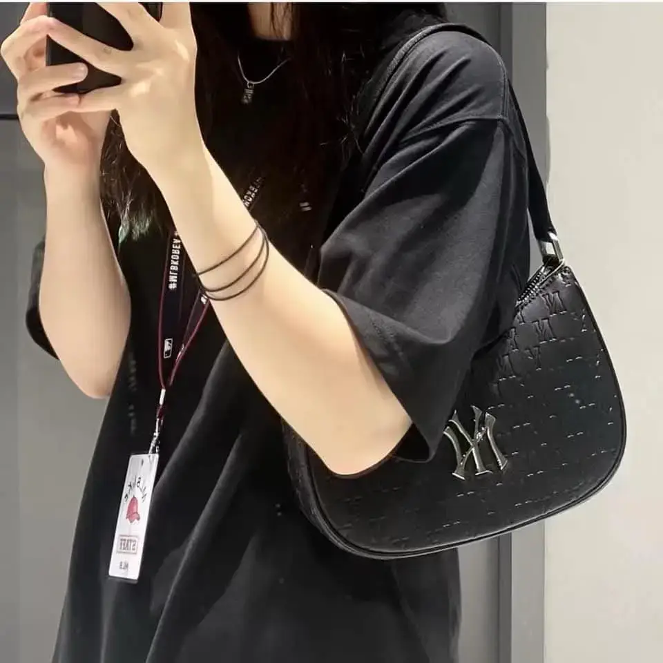 กระเป๋า MLB ส่งไต้หวัน🇹🇼 งานพรีออเดอร์ จองก่อนได้ก่อนจ้า สะพายกระเป๋าสวยๆก่อนตรุษจีน❤️