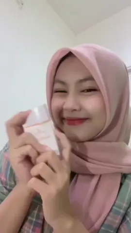Cuma sunscreen ini yang bisa sekaligus mencerahkan kulit mu🤗🤩  #chalonese #sunscreen #dailyskincare #glowing #GlowUp #DailyRoutine #tipsglowup 