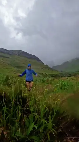 Una pequeña motivación para los días de lluvia 💦 📹 Salomonrunning #trailrunning #trail #run #Running #runners #fyp #viral #trailrunner #trailrunners #motivation 