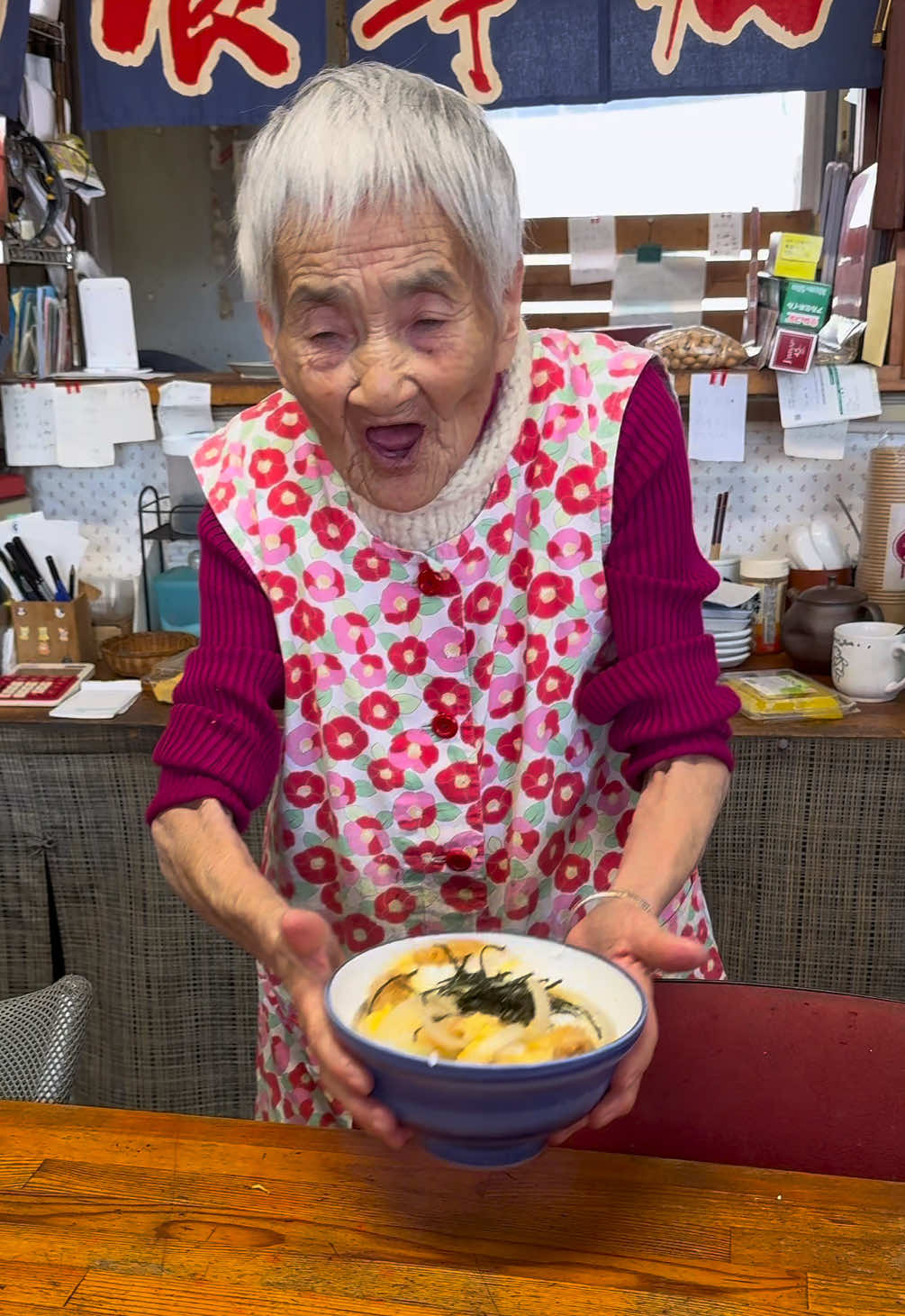 名物おばあちゃんのほっこり食堂で食べる絶品カツ丼🍚 【みやこ寿司】 ◎カツ丼 800円 　どて串 150円 81歳のおばあちゃんが毎朝４時から仕込みを開始するほっこり食堂！ ほんのり甘めの出汁がきいたカツ丼はお腹いっぱいになる大満足のボリューム！ じっくり煮込まれたどて串も八丁味噌が染み込んでて美味しかった🤤 #東京グルメ #東京ランチ #japanesefood #tiktokfood 