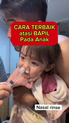 Ini LANGKAH AWAL TERBAIK atasi bapil anak ⚠️ Penting! Jangan kasih obat yang dibeli sendiri kalau anak batuk pilek, waspada bahaya dampak dari obat yang mengandung Fenilefrin ⚠️ (bisa cari yaa di google karena ga bs sebut merk) Jadi, daripada buru2 minumkan obat, sebaiknya kita bisa ikuti anjuran dari AAP, yaitu cuci hidung dengan NaCl dan berikan calming rub cream yang mengandung menthol dan eucalyptus Sudah lakukan cara yang sudah TERBUKTI aman dan ampuh dari rumah?