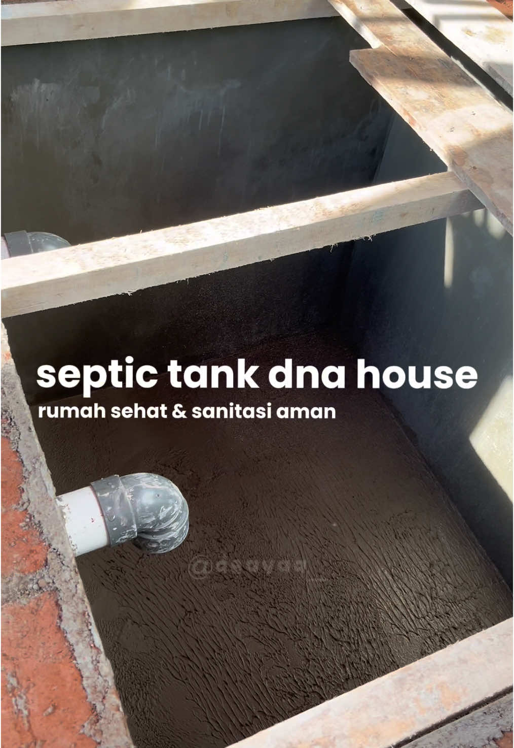 Jangan cuma peduli tampilan rumah, peduli juga sama yang di bawahnya! 🚽💧 Septic tank yang sehat = lingkungan bersih, bebas bau, dan jauh dari penyakit. Yuk, rawat dari sekarang biar nggak jadi bom waktu! 💣 #SepticTank #LingkunganSehat #limbah #rumahsehat 