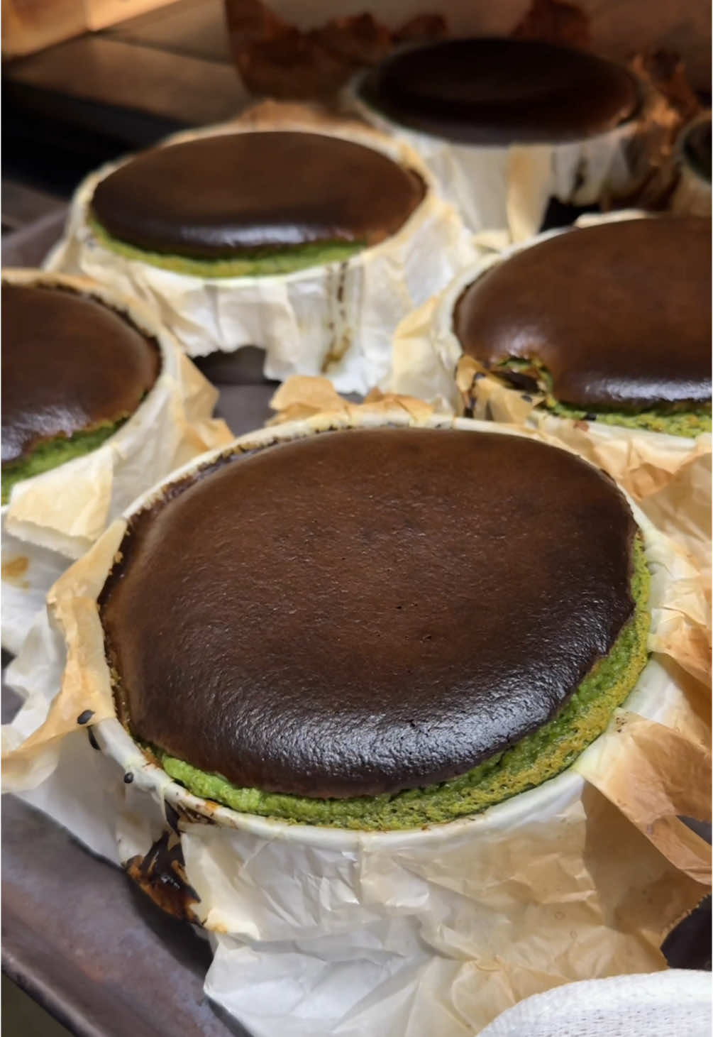 とろとろの濃厚抹茶チーズケーキ🧀🍵 抹茶バスクチーズケーキ 3850円 表面はしっとりとしていて中心はなめらかな口当たりで絶品😋 濃厚なチーズの風味と 抹茶の上品な香りやコクの組み合わせが 最高の抹茶バスクチーズケーキ！ 🍚店名: T-bear cafe 住所: 愛知県西尾市矢曽根町籾山20  最寄駅:西尾駅から徒歩10分 営業時間：11:00〜17:00 定休日：月曜日 #名古屋グルメ#Japanesefood#tiktokfood