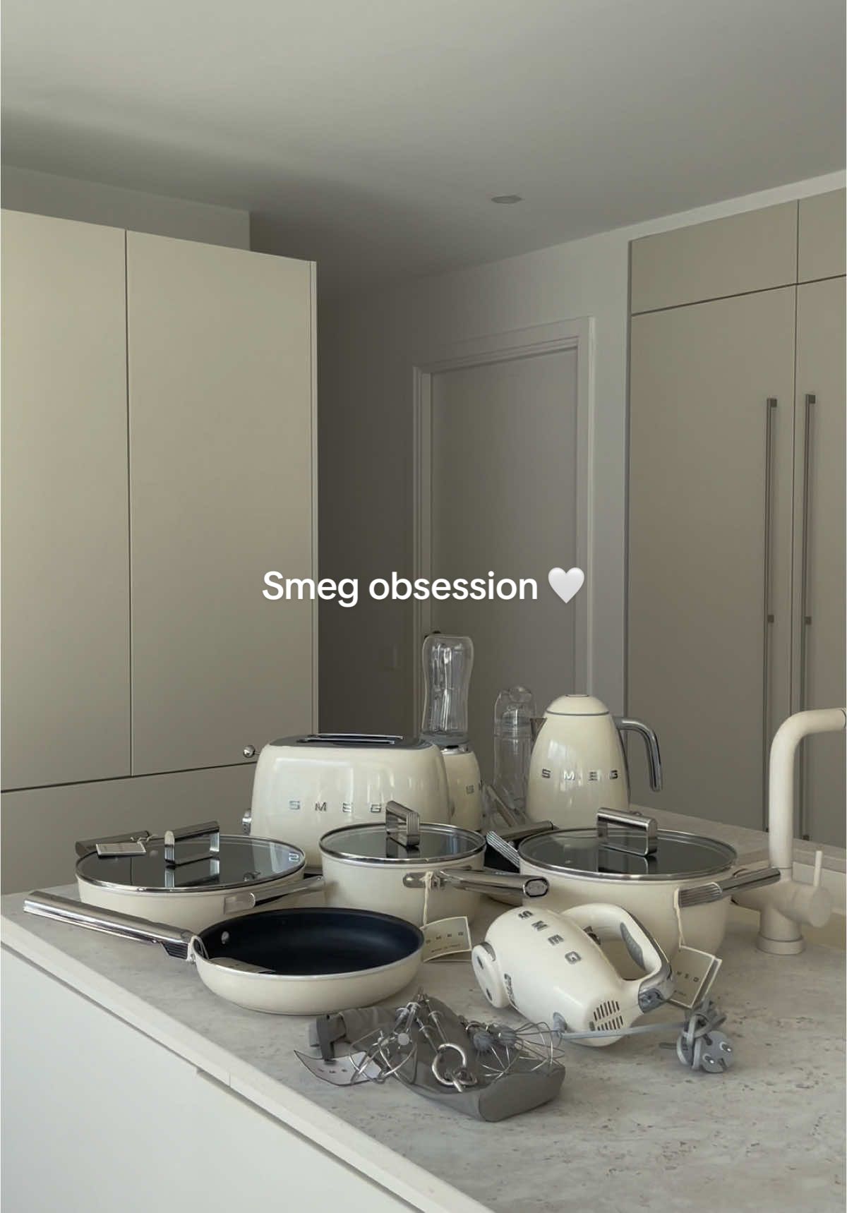 Smeg Im obsessed 🙊 #inspiration #unboxinghaul #obsessed #smeg #interiordesign #interior #musthaves #homedecor  #fyp #inspohome #forupage #kitchendesign #kitchendecor @SmegstoreParis-DAYLAC @Elgiganten Sverige 