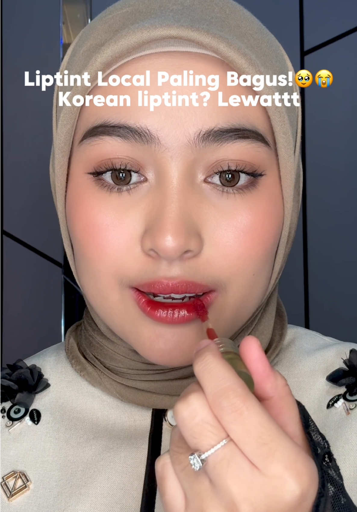 SUMPAH INI BAGUS BANGET LIPTINTNYA!!🥹🥹 dewy tapi ada stain dan shadesnya cakep pol aku pengen beli semua warna😭😭 @wardahbeauty.id #wardahliptint #wardahmoistdewtint #liptintviral #liptintlokal 