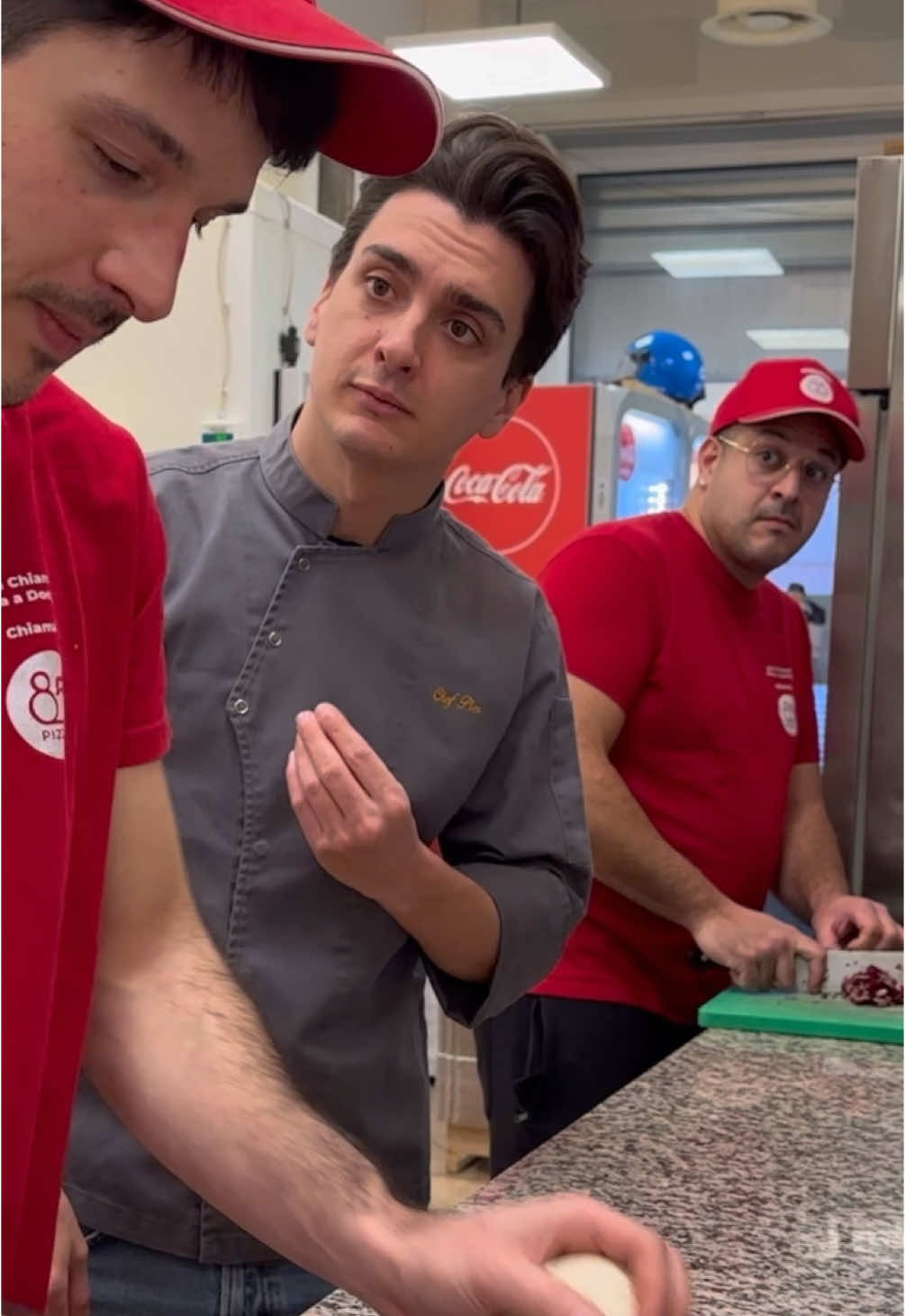 when instead of working you think about something else @85.pizza  right ?! 👋😒… but I have to say that I understand it a little🤣 what do you think? Haraaaam!!??😂 #chef #cheflife #slap #pizza #pizzatime #comedy #funny #haram
