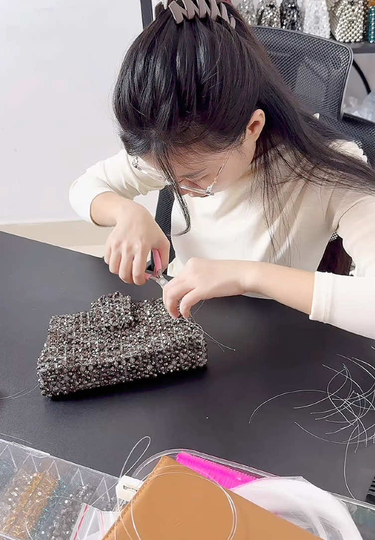 Đóng gói 1 em túi Pha Lê phiên bản Bigsize cho khách iuu #LàMerbyKyDuyen #beadedbag #asmr #tuideocheo #xuhuongtiktok #crystals #tuiphale 