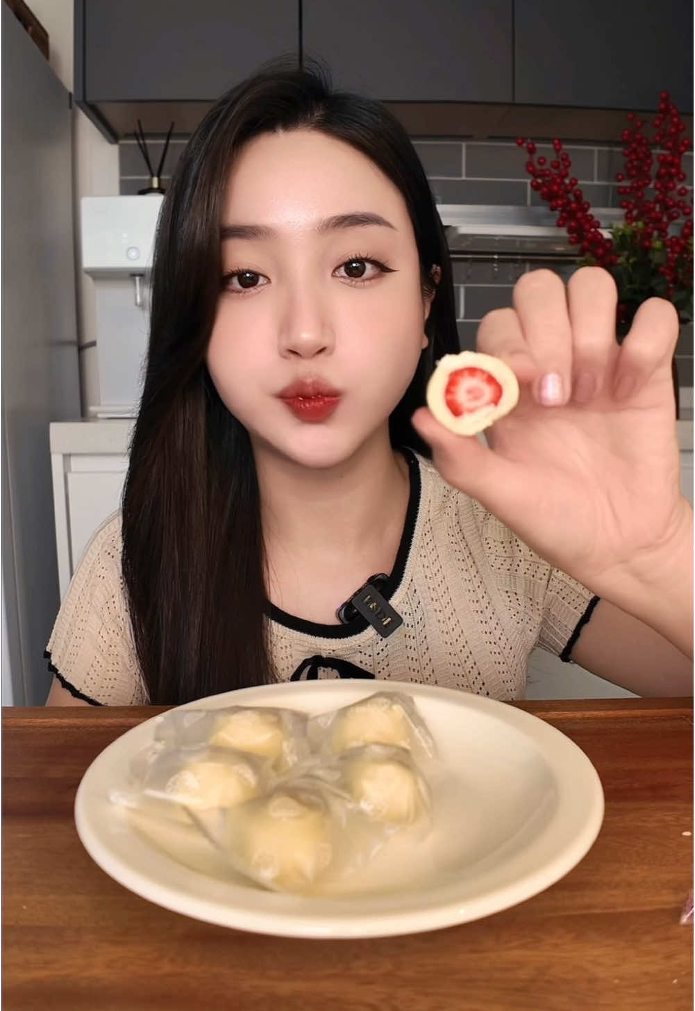 Socola bọc dâu sấy lạnh #mukbang #ancungtiktok #LearnOnTikTok #thhoadayrui #socola 
