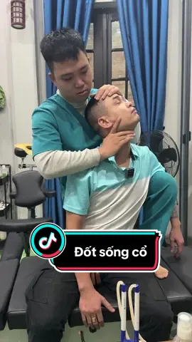 Nắn chỉnh đốt sổng cổ cho anh trai bị lâu năm! #vuchiro #vutrilieu #doanhuyvu #chiropractic #asmr #hue #thoaihoacotsong 