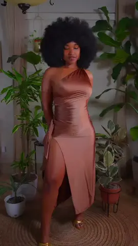 Another BEAUTIFUL BLACK WOMAN with her NATURAL Afro 🪮🤎✊🏾 Let's bring back black women rocking their natural hair in its natural state 😍🙏🏾😮‍💨 #afro #afrohair #blackwomen #beautifulblackwomen #whew #damn #sheisbeautiful #blackisbeautiful #BlackTikTok #yeslord 