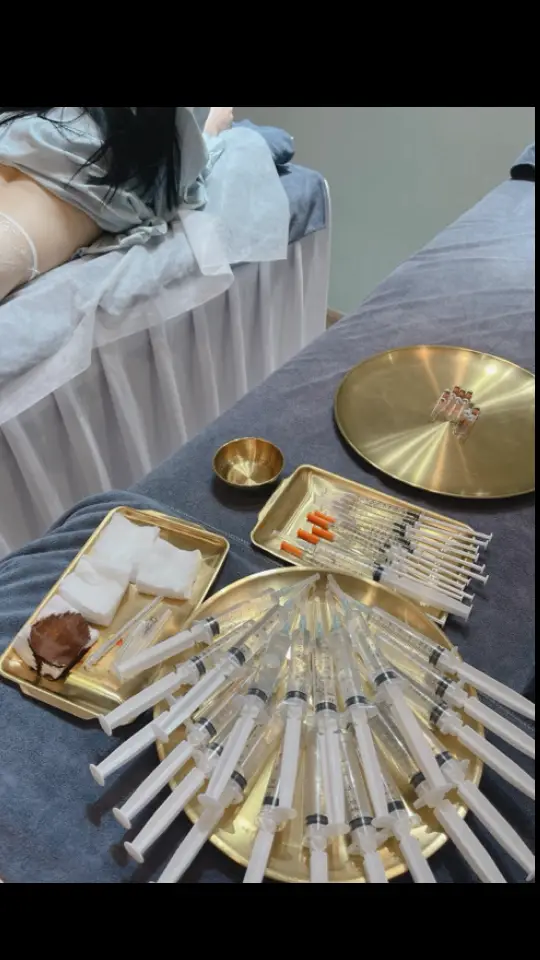 🩵 Tiêm mông 240cc cho bé xinh.  __________ 🧸 𝐊𝐡𝐚́𝐜𝐡 𝐲𝐞̂𝐮 𝐦𝐮𝐨̂́𝐧 𝐥𝐚̀𝐦 đ𝐞̣𝐩 𝐡𝐚̃𝐲 𝐢𝐧𝐛𝐨𝐱 𝐜𝐡𝐨 𝐃𝐚𝐢𝐬𝐲 𝐧𝐡𝐞́. 𝐕𝐢𝐧𝐡𝐨𝐦𝐞𝐬 𝐂𝐞𝐧𝐭𝐫𝐚𝐥 𝐏𝐚𝐫𝐤. 𝟐𝟎𝟖 𝐍𝐠𝐮𝐲𝐞̂̃𝐧 𝐇𝐮̛̃𝐮 𝐂𝐚̉𝐧𝐡. 𝐏𝐡𝐮̛𝐨̛̀𝐧𝐠 𝟐𝟐. 𝐐𝐮𝐚̣̂𝐧 𝐁𝐢̀𝐧𝐡 𝐓𝐡𝐚̣𝐧𝐡. 𝐇𝐜𝐦. ☎️ 𝟎𝟗𝟑𝟕𝟖𝟑𝟖𝟎𝟗𝟔 & 𝟎𝟗𝟑𝟒𝟒𝟓𝟖𝟎𝟗𝟔  #daisynguyenbeauty #profhilo #tiemfillerbotoxcangchi #tiemmesocangbongtrehoada #tiemmong #cangchinangco