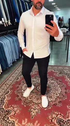 Descubra a elegância atemporal de uma camisa branca de manga comprida projetada para homens. Esta peça essencial oferece conforto e sofisticação, tornando-a um item essencial para todo indivíduo estiloso. #ItensEssenciaisParaModa #ElegânciaAtemporal #InspiraçãoDeEstilo ✨  Curtiu? Quer fazer seu pedido?! Enviamos até você. Pedidos e/informações: WhatsApp: (51) 9 8530-3159 📍 Av. João Correa 121, Três Coroas RS #EstiloMasculino #homens #ModaMasculinaChique 