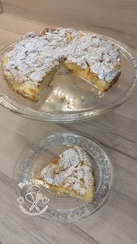 Gâteau aux pommes 🍎 🍎  Biscuits au beurre  3 pommes  1c.c de cannelle  2 œufs 50g de sucre  Sucre vanillé  15ml de lait 50g de poudre d'amande  50g de farine 7g de levure #tarteauxpommes #gâteau #كيكة #كيكة_التفاح #gateauauxpommes #moelleuxauxpommes #fypシ゚viral #viral #explore #recettefacile #recetterapide #recettesimple 