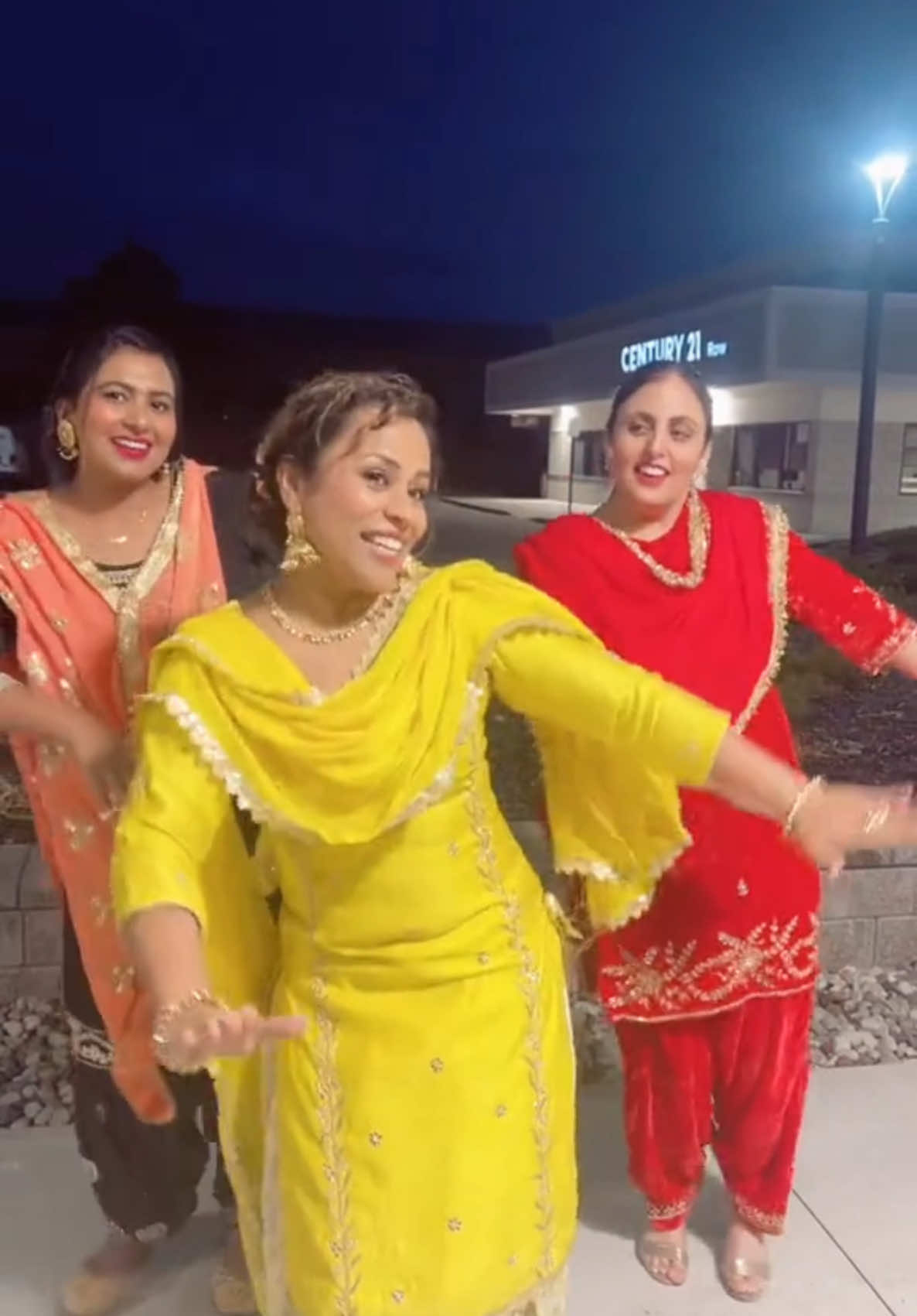 Mere Moore Ayyi Ayyi Karda 😰with my gidha gang 🧡💛❤️#punjabiboliya #gidhaboliyan #giddha #funnypunjabi #punjabanqueen #pubjabi #punjabisuitlover #onthisday @seemachhinagrewal @user290638 