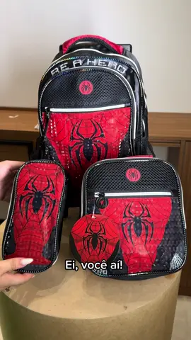 🕷️🎒 Volta às aulas com estilo de herói! O kit do Homem-Aranha tem tudo o que seu pequeno precisa: ✔️ Mochila espaçosa ✔️ Lancheira térmica pra manter o lanchinho fresquinho ✔️ Estojo prático e cheio de charme Tudo isso por apenas R$ 230,00! 💥 Qualidade, praticidade e o personagem favorito da criançada juntos em um só kit! ⏳ Estoque limitado! Corre e garante o seu agora! #VoltaÀsAulas #KitHomemAranha #EstiloDeHerói #MochilasInfantis #LancheiraTérmica