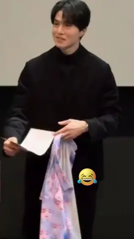 LOL he received a shirt from fan with his face all over it #leedongwok #harbin #stagegreeting | cr : concertgyuram