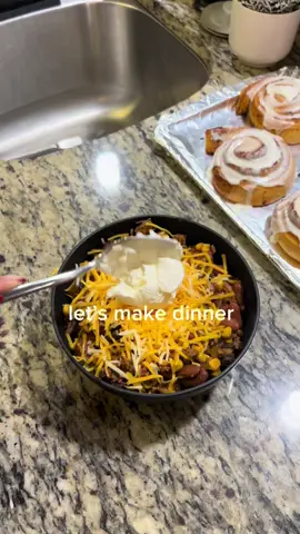 make dinner with me. 🫑🥫🍲 my first cooking video of 2025! do you guys like chili? #makedinnerwithme #easydinnerideas #dinner #dinnerrecipe #groundbeef #chiliseason #soupseason #soup #cookwithme #cookingtiktok #cookwithlove 
