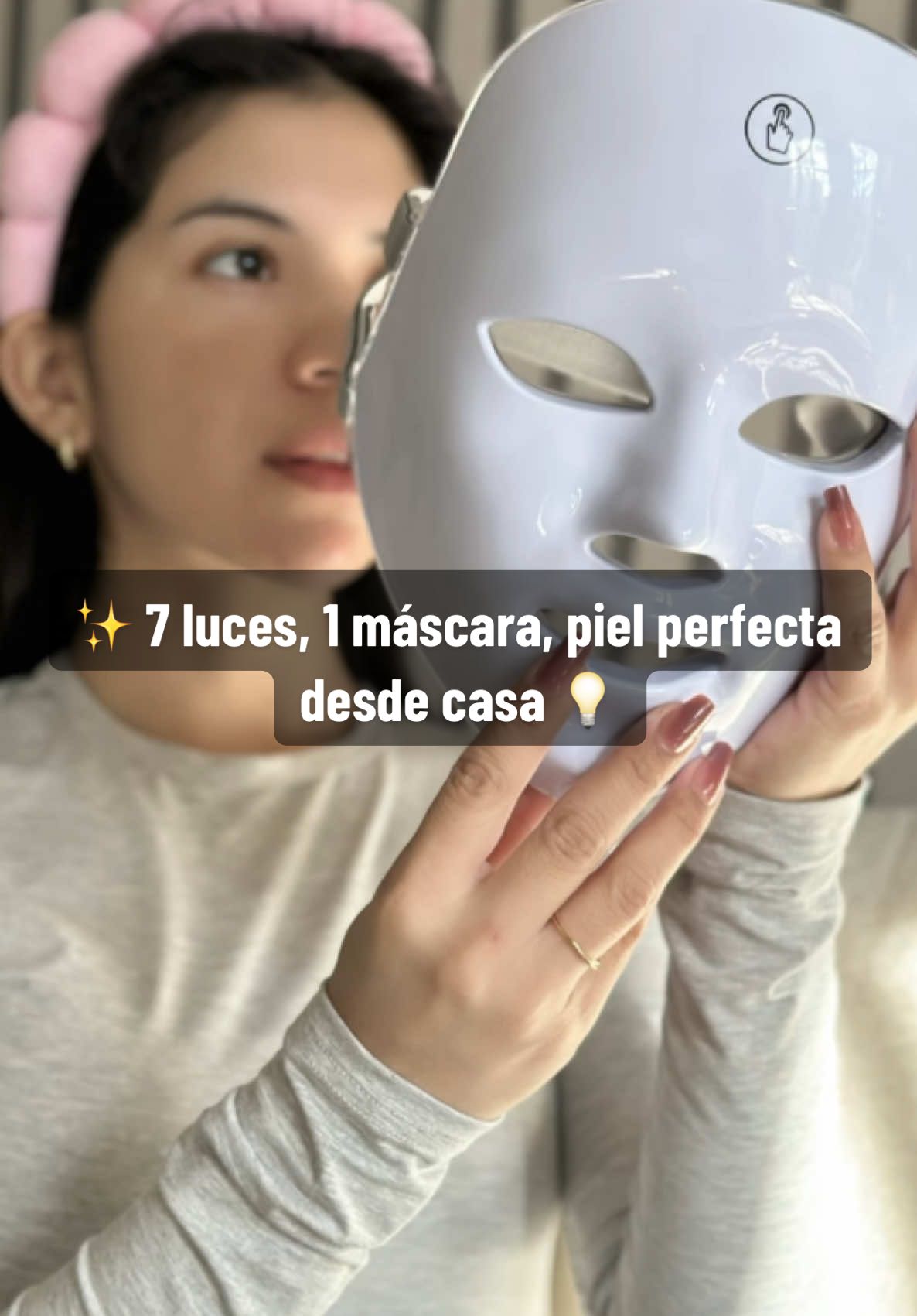 Máscara facial LED de 7 colores! 💡 🌹Luz roja: Reduce arrugas y mejora la elasticidad. 🦋Luz azul: Combate el acné y calma la piel. 🍃Luz verde: Ilumina y unifica el tono. 🌼Luz amarilla: Reduce enrojecimiento y calma la piel sensible. ☂️Luz púrpura: Mejora la regeneración celular. 🩵Luz cian: Hidrata profundamente. ⚪️Luz blanca: Ayuda a reafirmar y tonificar. 💖 cuidemos nuestra carita 😊  #cuidadodelapiel #MascarillaLEd #glassskin #tiktokviral #pielradiante #skincaretips #belleza2025 
