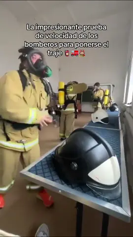 Da igual cuantos vídeos de bomberos veamos porque todos nos impresionan como si fueran el primero 😱 En este hemos alucinado con la velocidad a la que se ponen el traje, prácticamente un visto y no visto ⚡️ 🎥: TW #bomberos #velocidad