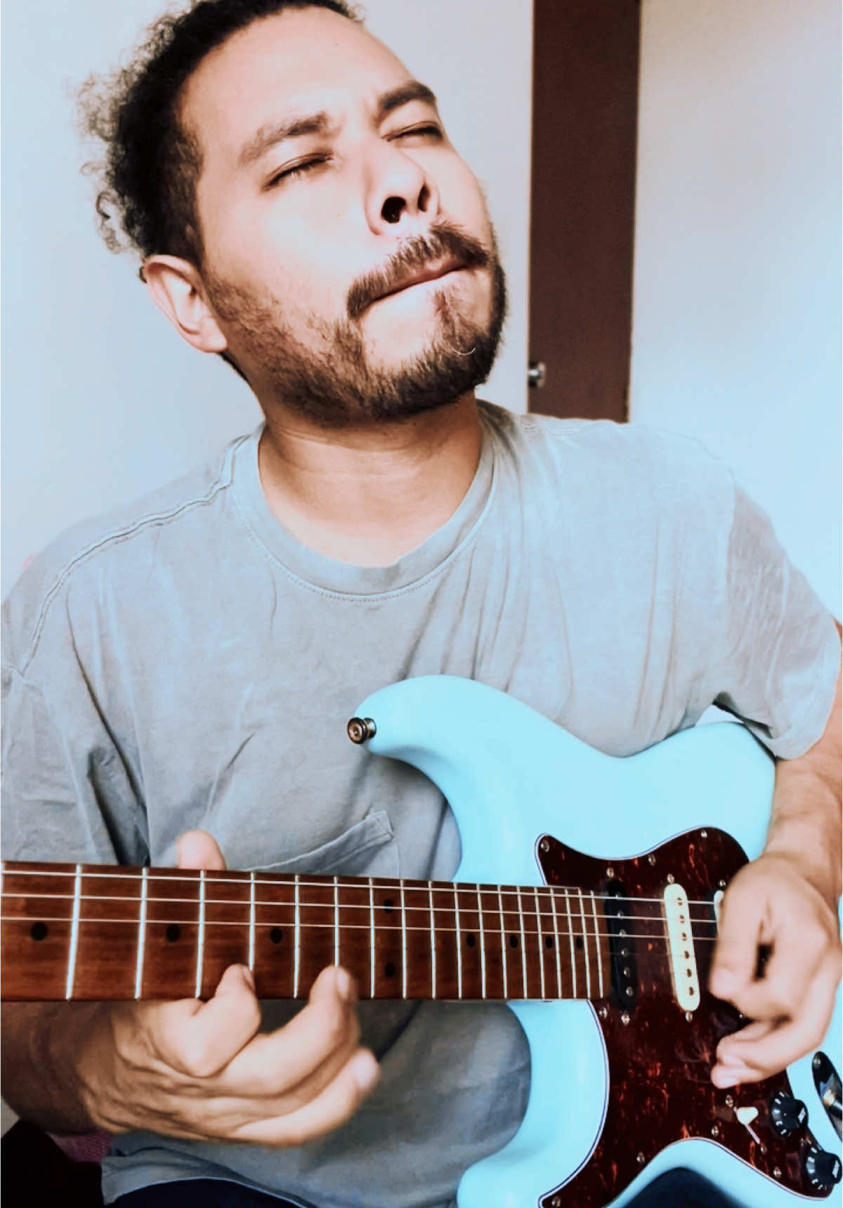 La práctica hace al guitarrista. #guitartok #guitar #stratocaster #fyp 