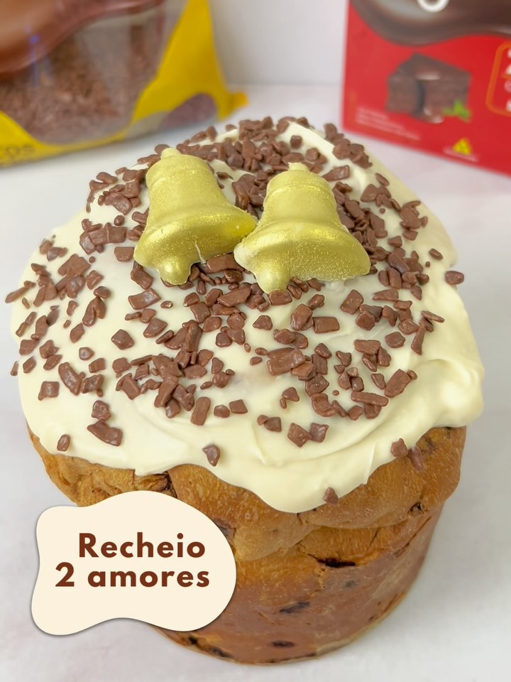Panetone 2 amores 📍Salve essa receita. ✍️Brigadeiros 70% Cacau Dona Jura 1 leite condensado 1 creme de leite 30g de margarina 30g de chocolate em pó 70% Cacau Dona Jura ✍️Brigadeiros branco 1 leite condensado 1 creme de leite 80g leite em pó 30g de margarina ✍️Cobertura Chocolate branco e flocos macio gourmet Dna Jura. Rendimento 2 panetones Validade de 5 dias #Dicadonajura #confeitaria #chocotone #panetone #natal