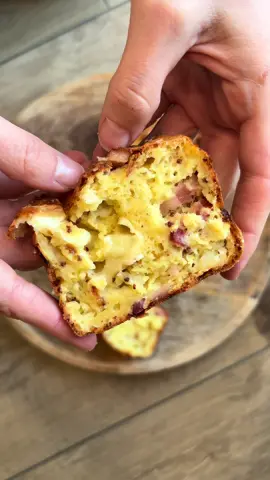 Cake salé au chèvre, oignons caramélisés, lardons Ingrédients : 200 g de cottage cheese 150 g de farine 3 œufs 1 oignon 150 g de lardons, 1 sachet de levure, 1 cuillère à soupe de moutarde 2 cuillères à soupe d’huile d’olive Quelques brins de ciboulette (ciselés) Sel, poivre Préparation des oignons caramélisés : 	•	Épluche et émince l’oignon. 	•	Fais chauffer une cuillère à soupe d’huile d’olive dans une poêle. 	•	Ajouter les oignons émincés et fais les revenir à feu doux jusqu’à ce qu’ils deviennent translucides et légèrement caramélisés. Réserve. Dans un grand saladier, mélange la farine, le cottage cheese, les œufs, la moutarde, la levure, le chèvre, les oignons caramélisés et les lardons. Place ça dans un moule et enfourne 45 minutes à 180 degrés. Bon appétit ! 😋  #recettefacile #recetterapide #paulinette  