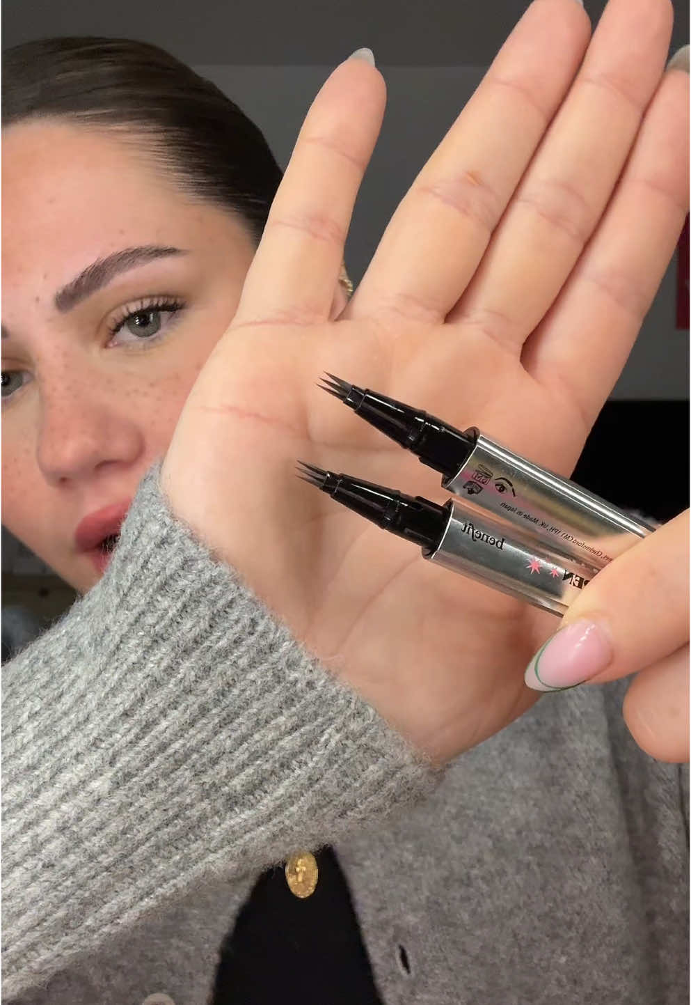 INCROYABLE le nouveau crayon de chez @benefitfrance ! c’est rapide et efficace ! 🎀💖 *publicité #mightyfinebrowpen #befinitbrows #browpen