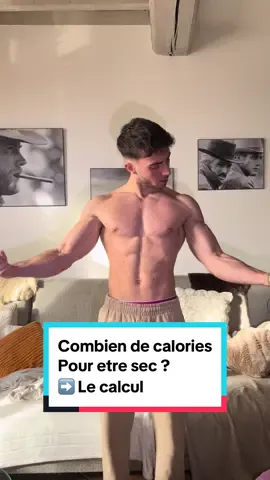 Combien de calories et de macros pour devenir SEC ? Un exemple : Homme de 24 ans, 1m73 pour 64 kg qui s’entraîne 4 à 5 fois par semaine. 1-  calculer son métabolisme de base (MB) MB = (10 × poids en kg) + (6,25 × taille en cm) − (5 × âge en années) + 5 Ça nous donne 1606 calories. 2- facteur d’activité  4 à 5 fois par semaine = 1,55.  Résultat : 1606 × 1,55 = 2490 calories pour maintenir son poids 3- Pour devenir SEC, il faut un déficit calorique de 500.  On descend donc à 1990 calories par jour. 4- Côté macros : *   Protéines: 128 g (2 g par kg de poids corporel). *   Lipides: 64 g (1 g par kg). *   Glucides : le reste, soit 226 g #musculation #motivation #seche #macro #proteine #gymtips #bodybuilding 
