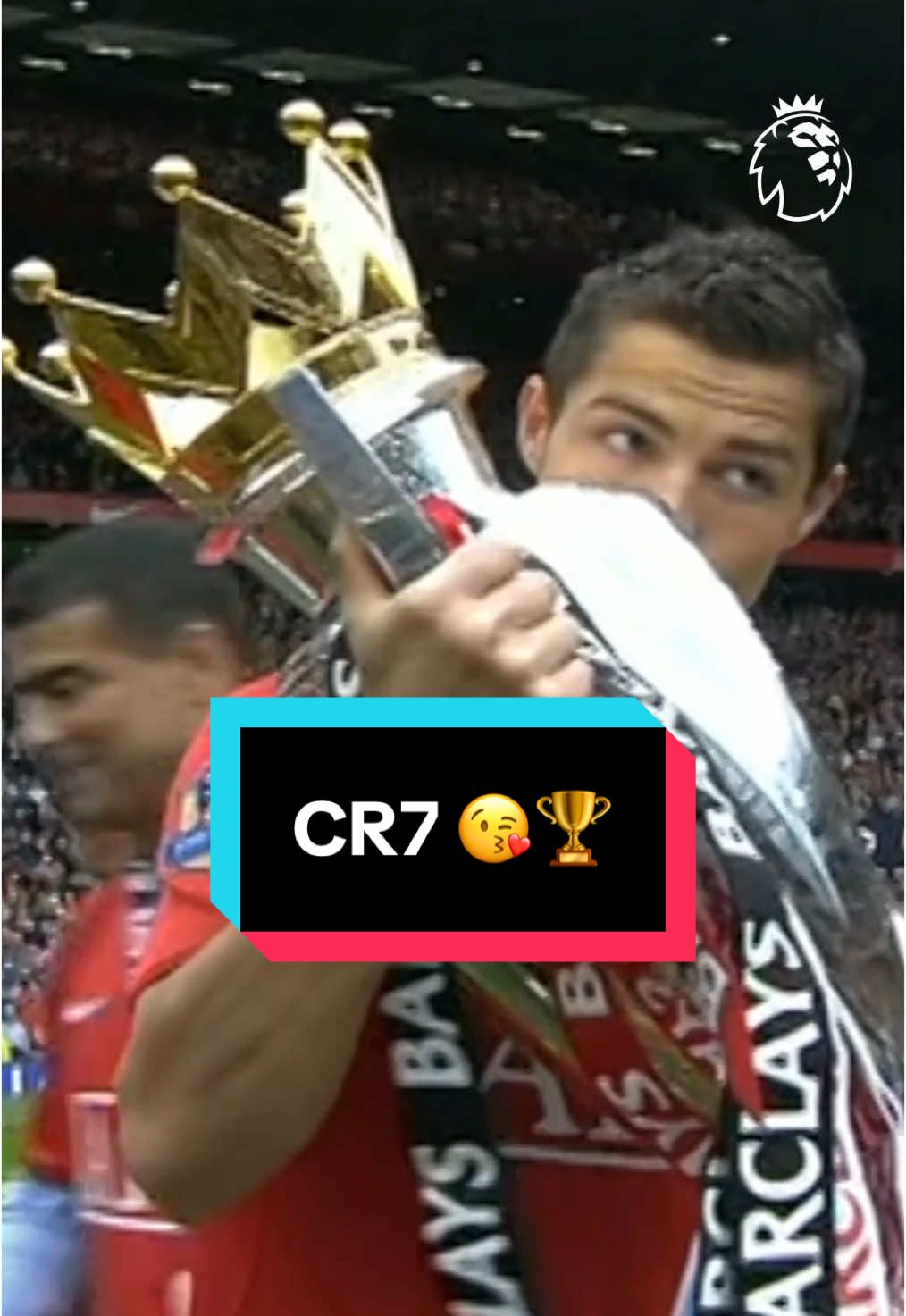 El beso de un campeón 😘🏆 #PremierLeague #ronaldo #manchesterunited 