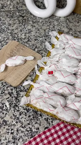 الحلوة الشمالية أو حلوة الكاوكاو كتجي هشيييشة و لذيذة بزاف ، ضروري تجربوها 😍 المقادير :  نصف كيلو كاوكاو محمر و مطحون  م ص قرفة  ملح - فاني  زلافة سكر كلاصي(300g ) زلافة زيت ( 200ml )  الطحين حسب الخليط  #الحلوة_الشمالية #حلوة_السبنية #حلوة_كاوكاو #كاوكاو #fyp #fypシ #explore #شهيوات #طبخ #سندويش #food #viral #مغربية #مغربية_وافتخر #حلويات #حلويات_قهوة #حلويات_مغربية #عيد #رمضان #حلويات_العيد #بدون_فرن #gateau #gateaumaison #gateaumariage #gateau_marocain #tanger #tetouan #morocco #moroccanfood