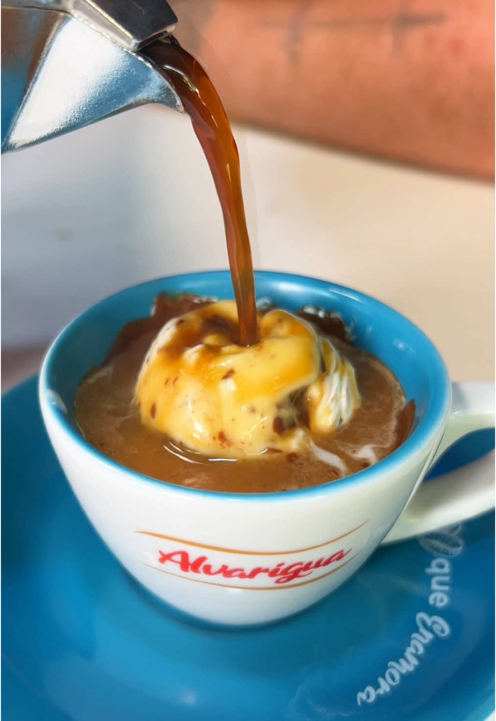 Disfruta de este excelente postre pero ahora de forma casera, es una mezcla de texturas, sabores y temperaturas que te van a encantar!  Por supuesto que si vas a hacer café asegura con la mejor calidad con mi familia de @Alvarigua un café tan sabroso que enamora! Ingredientes del helado  500 ml crema de leche neutra 200 ml leche condensada  100 ml untable de chocolate  Chincito de vainilla  #Receta #venezuela #helado #cafe #postre 