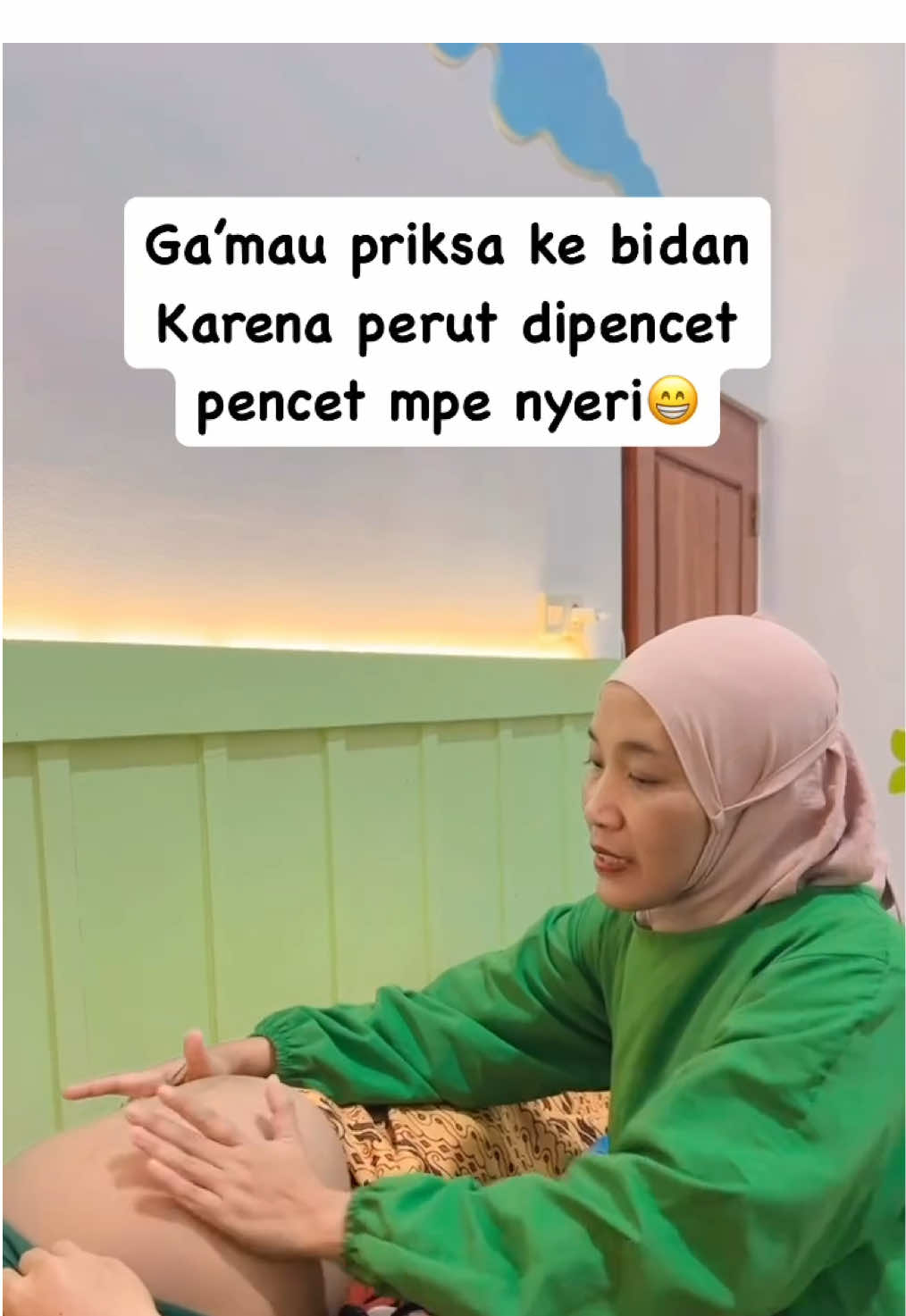 “Nggak mau diperiksa bidan karena takut perut dipencet-pencet? Eits, jangan khawatir, pemeriksaan Leopold itu aman banget, kok! 🩺✨ Pemeriksaan ini penting untuk memastikan: ✅ Posisi bayi di dalam kandungan ✅ Perkiraan berat badan bayi ✅ Kondisi kehamilan yang siap persalinan apakah kepa janin sudah masuk panggul  Tenang saja, bidan selalu melakukan pemeriksaan dengan lembut dan penuh perhatian. Semua demi kesehatan ibu dan bayi tercinta. 🤰💖 Yuk, periksa kehamilan secara rutin untuk persiapan persalinan yang lancar dan aman! 💕 #PemeriksaanLeopold #KehamilanSehat #BidanPeduli#PemeriksaanLeopold #KehamilanSehat #IbuHamilBahagia #PersalinanAman #BidanIndonesia #KehamilanNormal #PemeriksaanKehamilan #BidanBlora #SehatBersamaBidan #TipsIbuHamil #PosisiBayi #KehamilanBahagia #BayiSehat #KehamilanTrimester #PersiapanMelahirkan