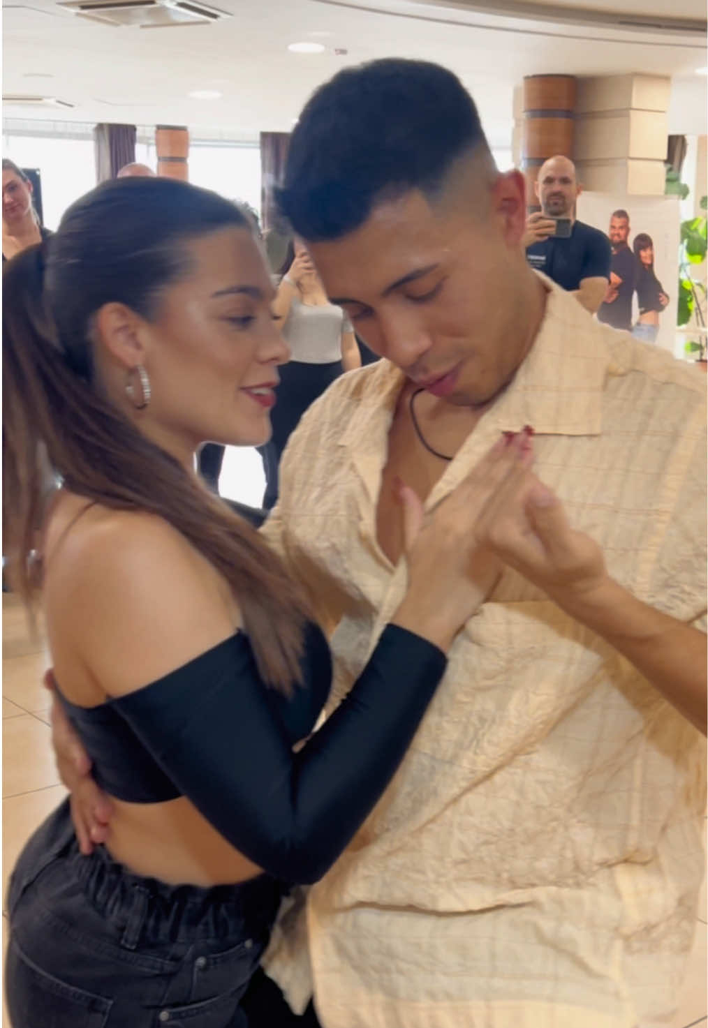 🔥 CRISTIAN Y LAURA BACHATA 🔥 Por aquí bailando este temazo de bachata  #cristianylaurabachata #cristianylaura #bachatacouple #dancer #bachata #tiktokdance #reel #video #bailandoentiktok #newvideo #princeroyce #hungria #bachatacouple 
