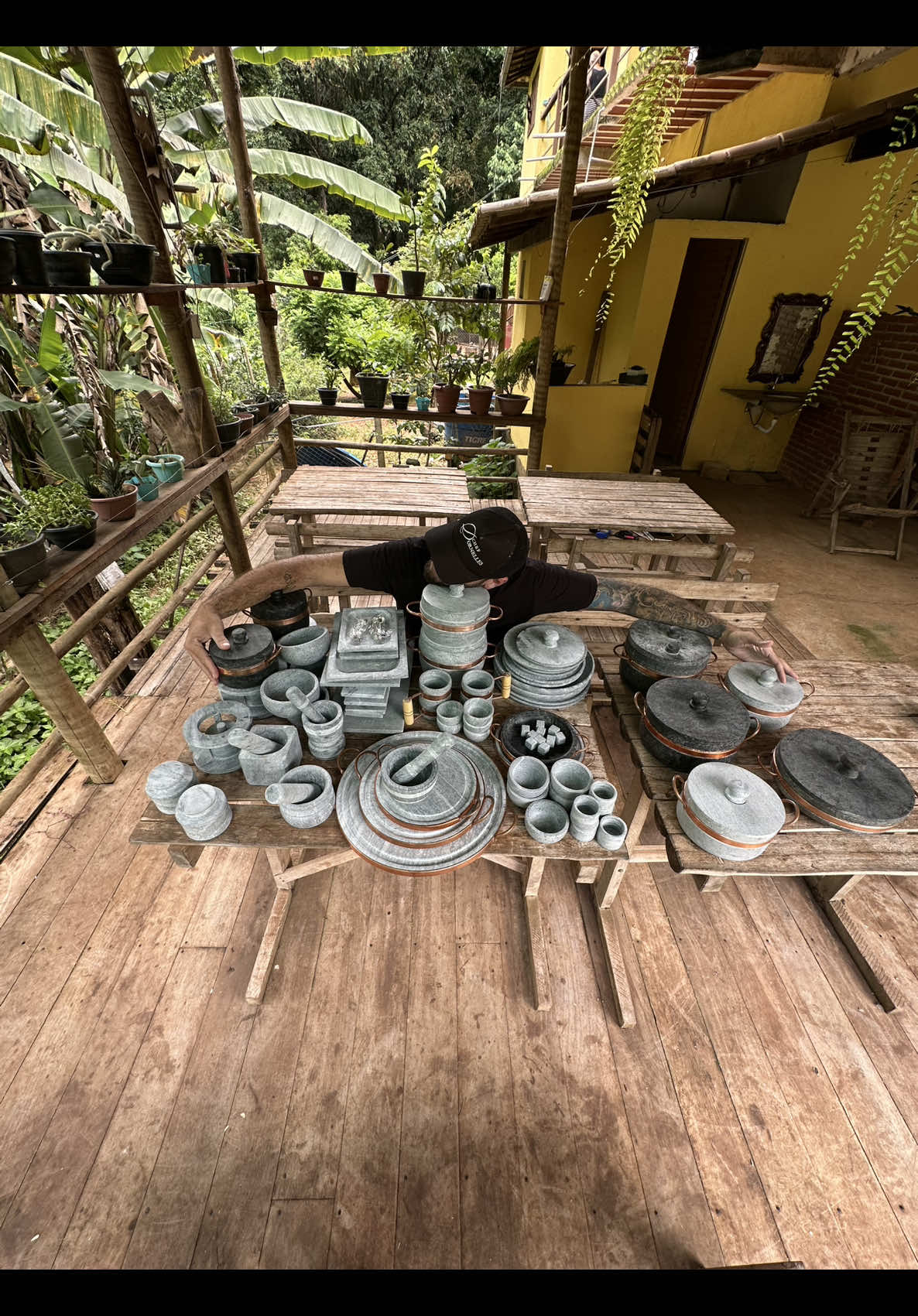 Já se perguntou como um criador de conteúdo vive?  Hoje quero compartilhar com vocês o trabalhão que dá pra um conteúdo de receita sair pra vocês. Tem que amar muito 😅 mas vocês fazem tudo valer a pena ❤️🚂 Gostou do conteúdo? Siga e aprenda receitas fáceis e criativas.  Vem ser meu Trenzin 🚂🧡 . . . Todos utensílios do vídeos são da minha marca de panelas favorita @Arte Nativa Pedras  . #Receita #videosdecomida #comidamineira #criacaodeconteudo