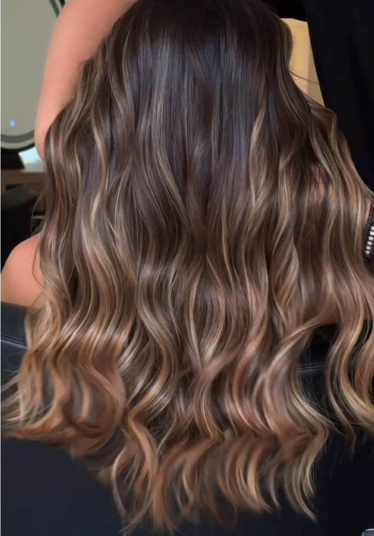 Já manda esse vídeo pra quem vai pagar um dia no salão com a gente pra você 😉 Nesse Morena Iluminada usamos a técnica de mechas Brown Contour em tons Avelã ✨ #cabelo #morenailuminada #morena #castanhoiluminado #castanho #mechas #tons #interiorsp #sp #brunette #lisoo #ondulado #hairstyle #haircolor  #hairtok #videoviral 