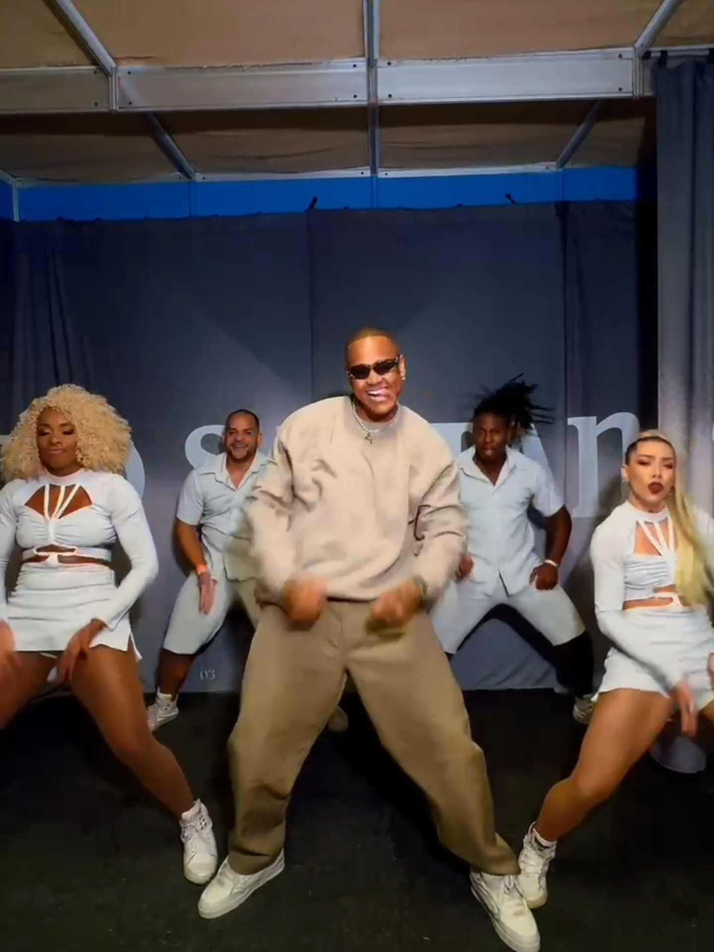 Começando o ano nessa agoniaaa 😮‍💨😍 Já aprenderam a dancinha de #SurraDeToma? #HitDoVerão #MúsicaNova