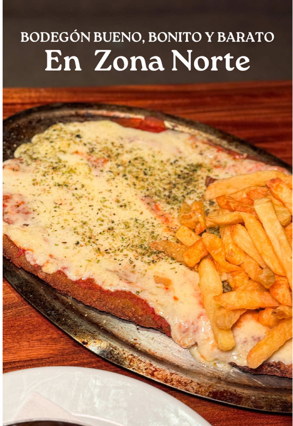 BODEGÓN BUENO, BONITO & BARATO EN ZONA NORTE 🔥 Volví a @adelmo, uno de los bodegones con porciones más abundantes! El espacio está buenisimo y es ideal para ir en grupo a comer muy rico! 😋  Les cuento que pedi esta vez:  〰️Empanadas de carne ($5300)  〰️Milanesa Napo XL ($29.500)  〰️Ravioles de ternera ($13.400)  〰️Volcán ($7700)  Esta vez decidí probar las pastas, tienen opción individual o para compartir, yo elegí la de 1! Fui por los raviolones de ternera y hongos con estofado y eran una bomba, venían super cargados! 🤤 El clásico de la casa es esta tremenda mila para compartir, hay tamaño para 2,3 o para 4,5 posta muy enorme. Esta es napolitana, no falla! 🥰 De postre el volcán es un re mil si. Bien chocolatoso y acompañado con helado.  Si quieren comer rico, a buen precio y en un lugar divino, es ideal 👌🏽 ¿Con quien vas a ir? Comenta acá! 👇🏽 📍Dardo Rocha 1734, San Isidro #comerenba #fyp #foryou #parati #milanesa #Foodie #foods #milanesa #bodegon #cheesy #buenosaires #zonanorte #Sanisidro #pastas #pastalover 