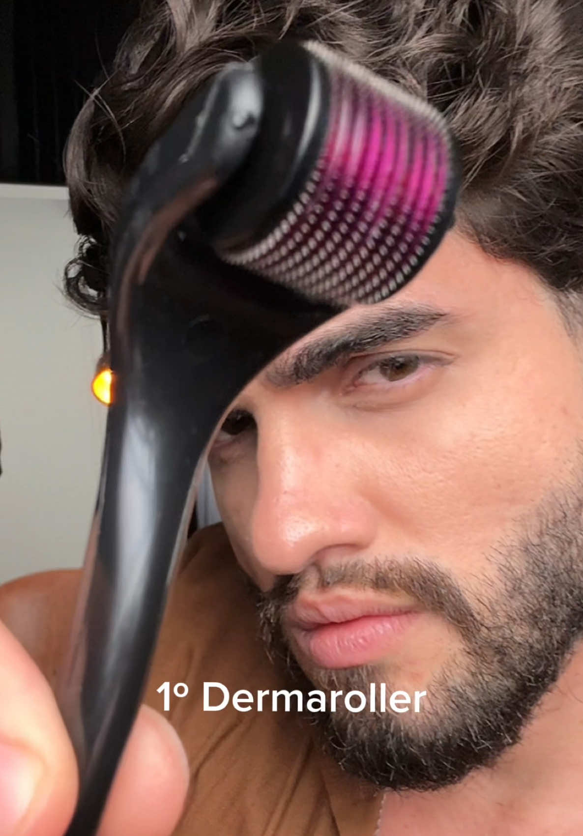 Calvície é importante tratar logo nos primeiros sinais! 🔥 O Minoxidil é um ótimo aliado nesse processo e o dermaroller só potencializa o resultado, assim como usei Minoxidil Kirkland pra crescer a barba, agora iniciei o tratamento pra cuidar das entradas no cabelo que começaram a aparecer. #cabelomasculino #calvicie