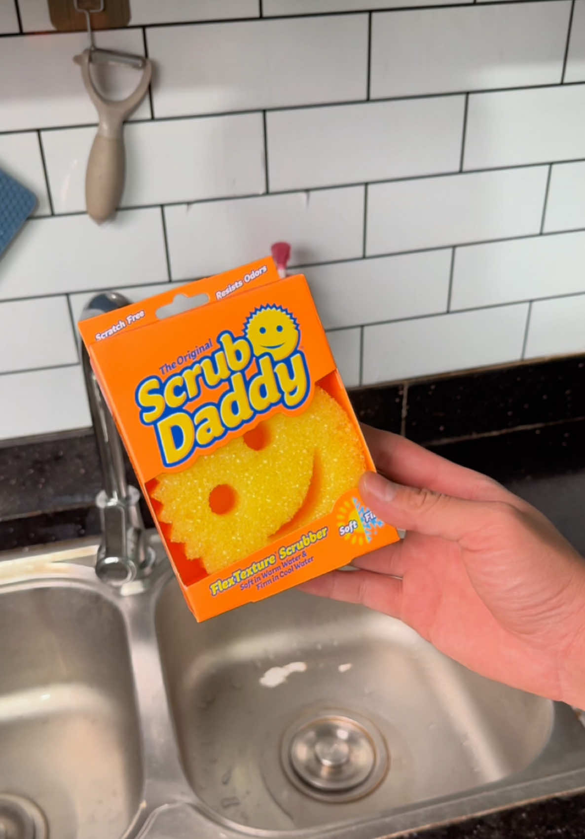 Miếng bọt biển rửa chén bát mặt cười Scrub Daddy  xài thích dùng lâu, tạo bọt nhiều và làm sạch trên 20 bề mặt không lo bị xước đồ, ace nên thử nha #scrubdaddy #miengbotbienruabat #miengbotbienmatcuoi #datnhacua 