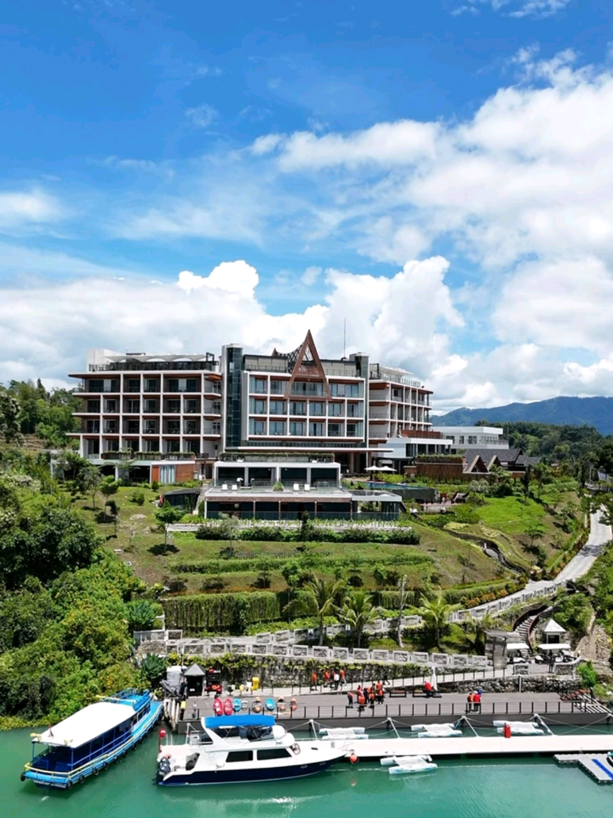 Reconnect with nature, indulge in comfort, and explore the charm of Samosir Island. Your extraordinary experience starts here! #explorepage #wonderfulindonesia #resort #visitsamosir #trulyunique #experience #laketoba #samosirisland #marclaninternational #MomentsThatMatter #TobaMagic #MariannaResort 