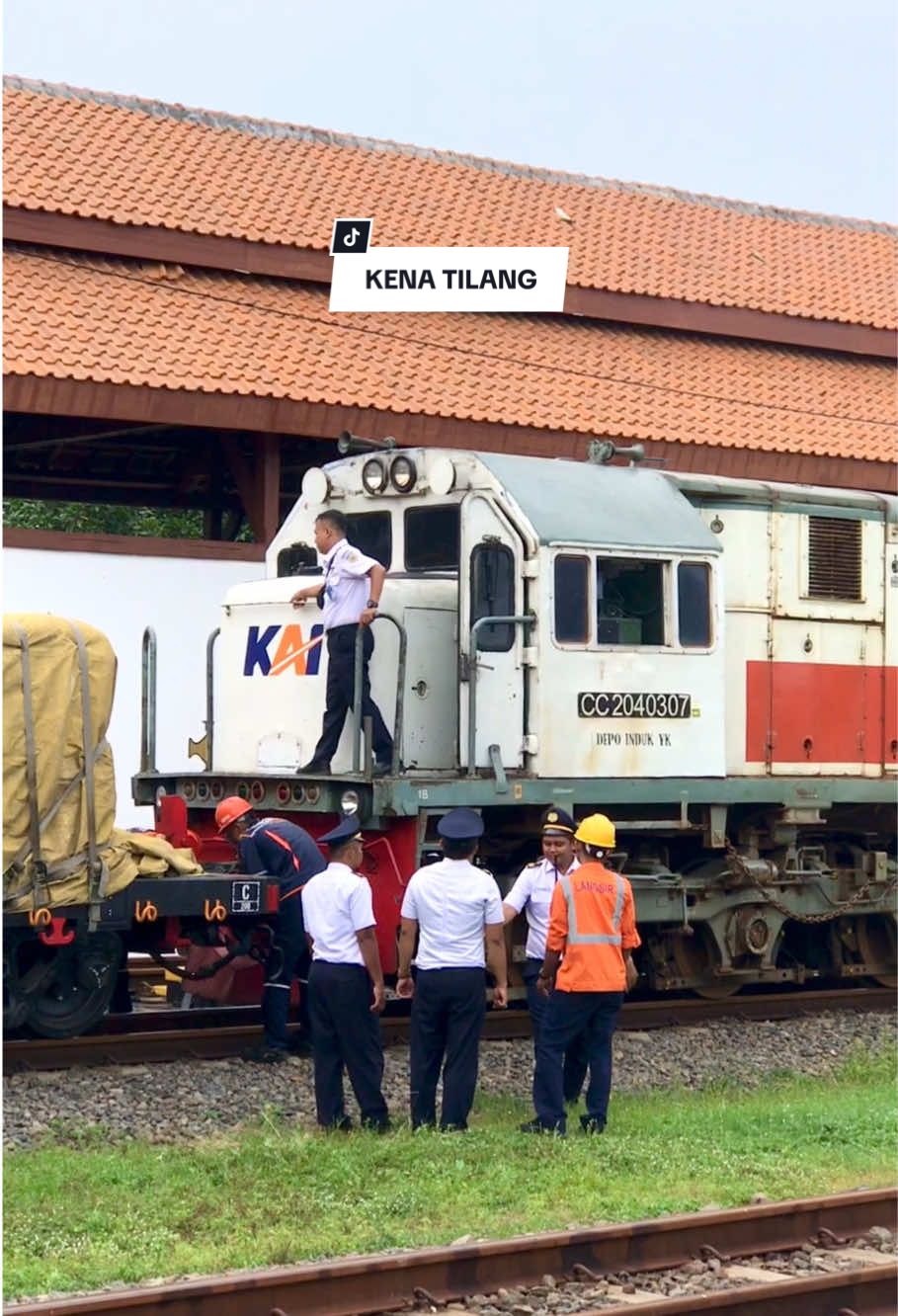 Lokomotifnya kena tilang😅 Tilang yang dimaksud video ini adalah memutar posisi lokomotif yang tadinya ujung panjang diputar menjadi ujung pendek pada meja putar (turntable). Tujuan diputarnya lokomotif menjadi ujung pendek agar masinis lebih leluasa dalam melihat lintasan yang akan dilewati. #lokomotif #stasiunkroya #keretaapi #keretaapibarang #railfanstiktok #fyp #fypシ 