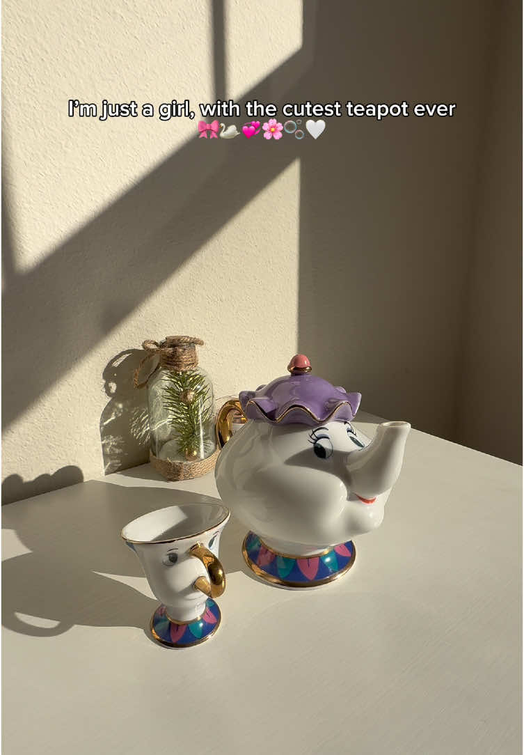 Isn’t this the cutest tea pot✨🎀#beautyandthebeast #mrspotts #belleandmrspotts #mrspottsandchip #disney #movie 