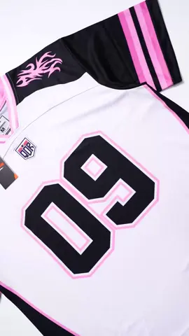 🏈 Jersey Oversize NFL No. 09 – Sporty Look, Stylish Banget! 🏈 Buat kamu yang suka gaya casual sporty, jersey oversize NFL ini pilihan paling pas! Desain nomor 09 bikin tampil makin kece buat hangout atau OOTD harian 💥 ✅ Bahan adem & nyaman dipakai seharian ✅ Model oversize yang trendy ✅ Cocok buat olahraga atau sekadar tampil gaya Langsung klik keranjang kuning buat order sekarang! 💛 #NFLOversize #Jersey09 #SportyFashion #SuperTeamStyle #OOTDSporty #KeranjangKuning #TikTokShop
