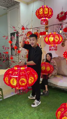 Năm nay không thèm bán bên ngoài nữa, lên livestream TikTok giảm cho khách hào phóng vui vẻ hơn #phongmenlytaely #denlongdientrangtritet #tet2025 #denlongdien #