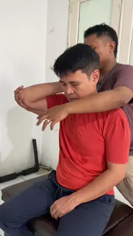 FROZEN SHOULDERS ITU SUAKITTT GESSS #kretek #chiropractic #kretektangerang 