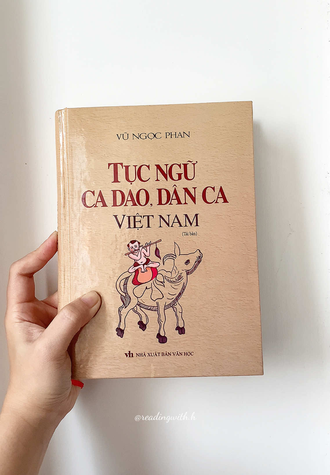 “Ước gì anh hoá ra gương Để cho em cứ ngày thường em soi” #readingwithh #BookTok #booktokvietnam #LearnOnTikTok #sachhaymoingay #molibooks #tucngucadaodancavietnam #cadaotucnguvietnam #cadaotucngu #samtetbaovui 